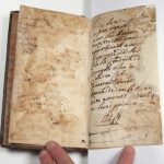 Texte découvert après restauration : « Ce livre appartiens à Jean Vignau chirurgien maior (major)… », 1749.