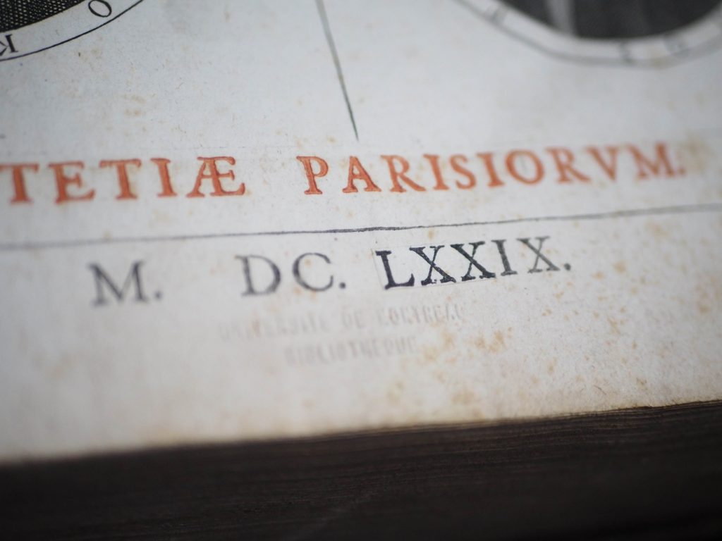 Lettres LXX en chiffre romain (70) collées sur XL : MDCXLIX (1649) devenant MDLXXIX (1679).