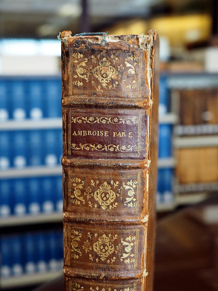 Les Œuvres d'Ambroise Paré, corrigées et augmentées par luy-mesme, peu auparavant son décès. Paris, 1607.