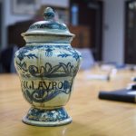 Vase à thériaque en faïence du 18e siècle. La thériaque a été un antipoison très populaire depuis l'Antiquité et dont les recettes sont innombrables.